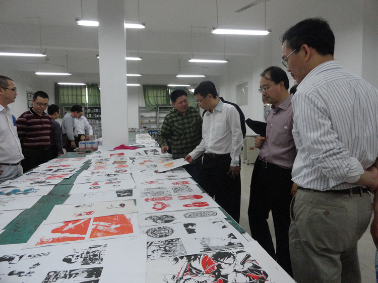 考察团参观湖工大丝网印刷实验室